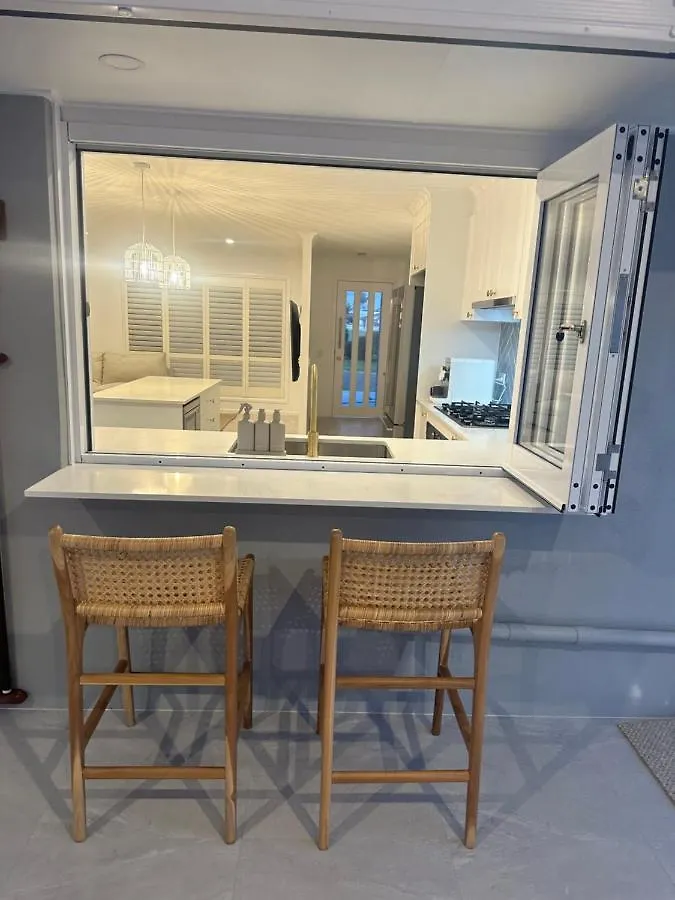 Paradise Palms Mooloolaba - Beach House Villa